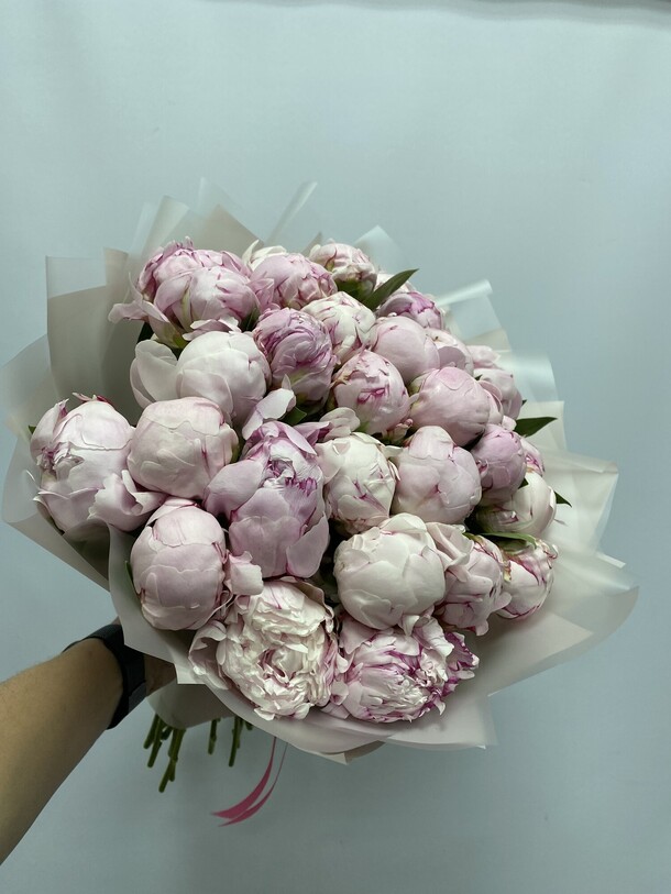 Букет 31 пион, артикул F1423013 - 29400 рублей, доставка по городу. Flawery - доставка цветов