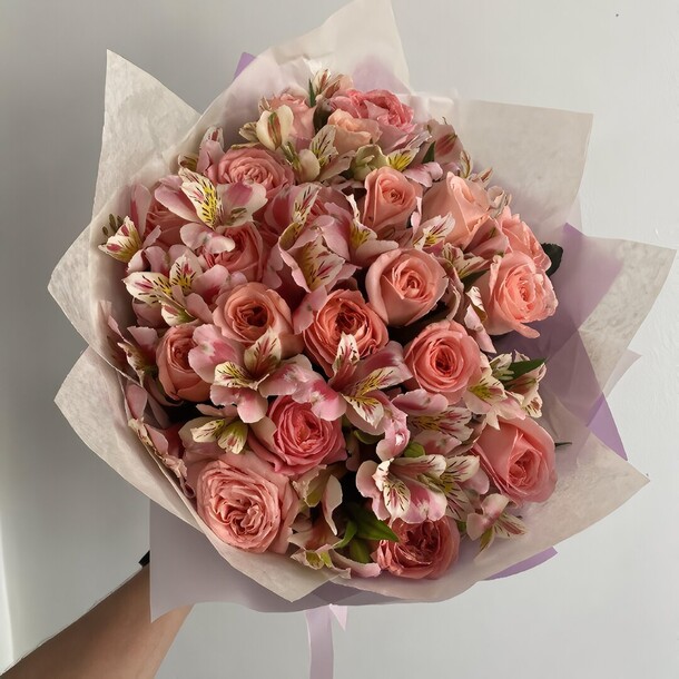 Букет из роз и альстромерии, артикул F1464071 - 8400 рублей, доставка по городу. Flawery - доставка цветов