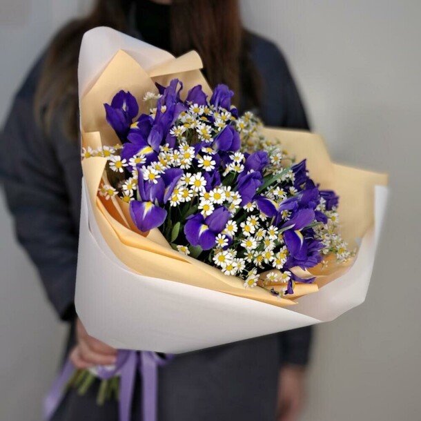 Летний букет с полевыми ромашками и ирисами, артикул F1371614 - 5500 рублей, доставка по городу. Flawery - доставка цветов