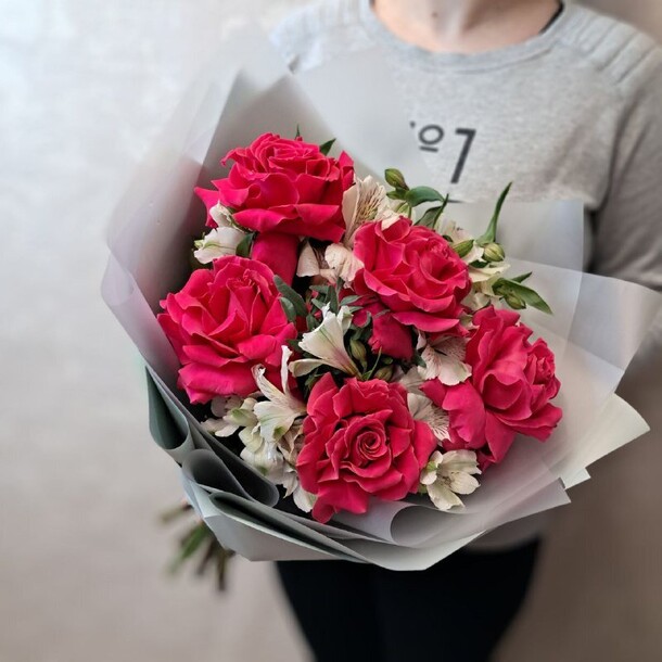 Букет с малиновыми французскими розами и альстромерией, артикул F1371642 - 5200 рублей, доставка по городу. Flawery - доставка цветов