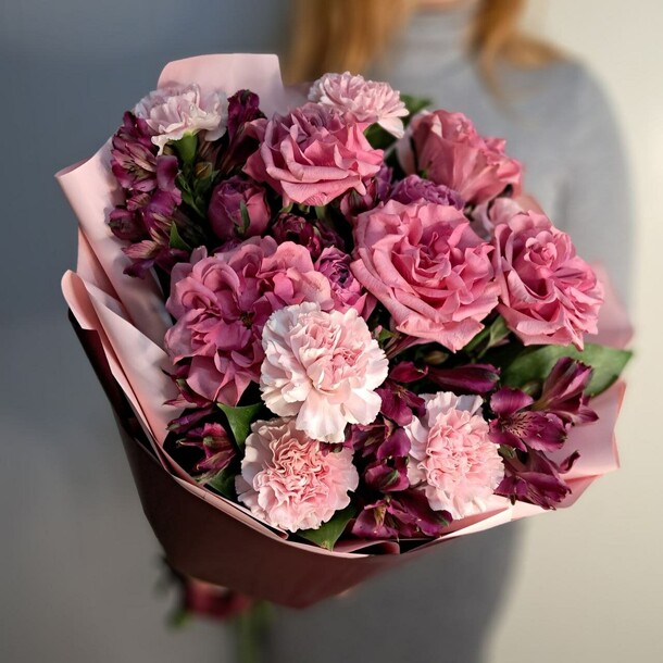 Букет с пионовидными розами, сортовыми диантусами и альстромерией, артикул F1371716 - 7500 рублей, доставка по городу. Flawery - доставка цветов