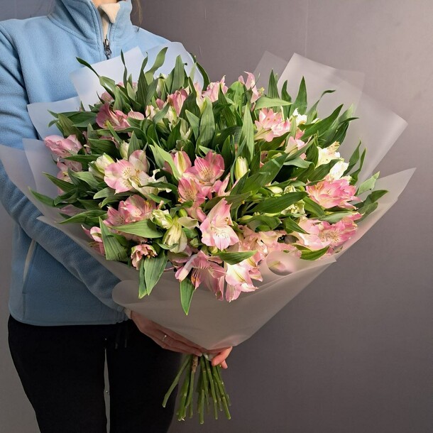 Бело-розовые альстромерии 27шт, артикул F1371728 - 6900 рублей, доставка по городу. Flawery - доставка цветов