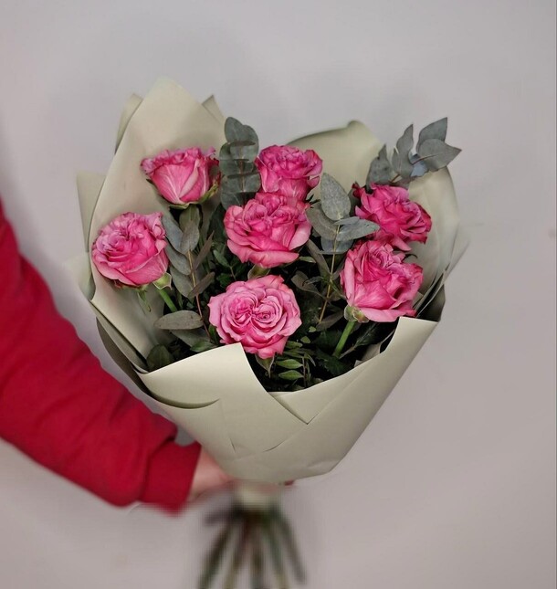 Пионовидные розы сорта "кантри блюз" с ароматным эвкалиптом, артикул F1372138 - 3999 рублей, доставка по городу. Flawery - доставка цветов