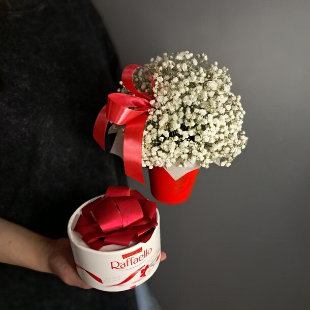Подарочный набор из нежной гипсофилы в стаканчике и коробочки "раффаэлло" маме, артикул F1372146 - 3900 рублей, доставка по городу. Flawery - доставка цветов