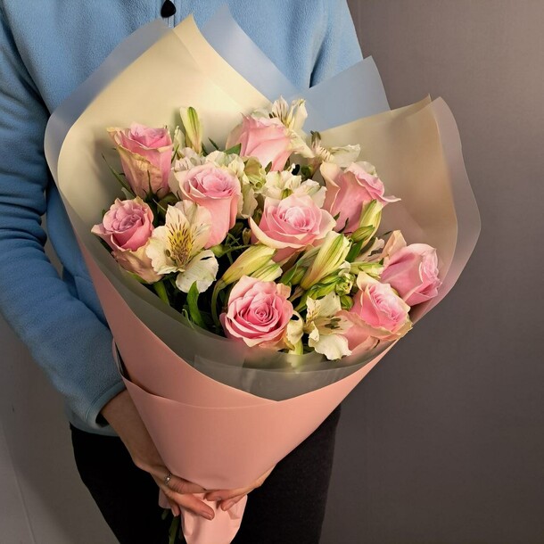 Букет из нежных роз и альстромерий, артикул F1373729 - 4300 рублей, доставка по городу. Flawery - доставка цветов