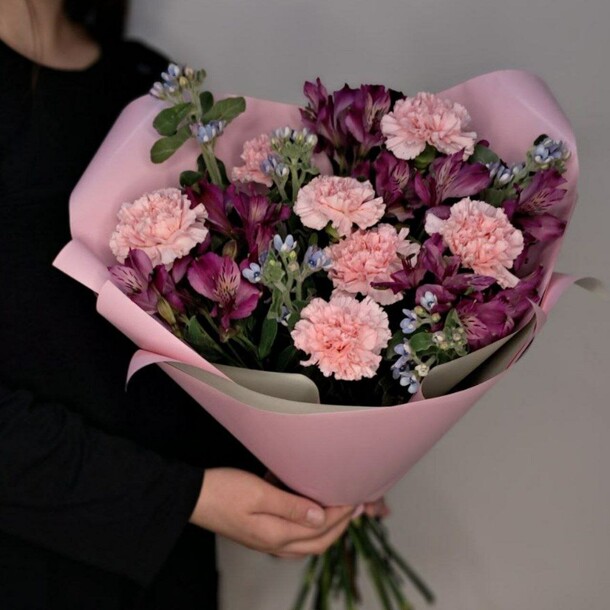 Яркий букет с нежными диантусами, оксипеталумом и альстромерией, артикул F1373767 - 5800 рублей, доставка по городу. Flawery - доставка цветов