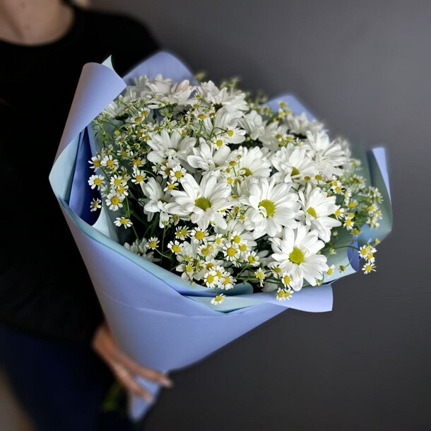 Ромашки (хризантем и матрикария), артикул F1375631 - 4900 рублей, доставка по городу. Flawery - доставка цветов