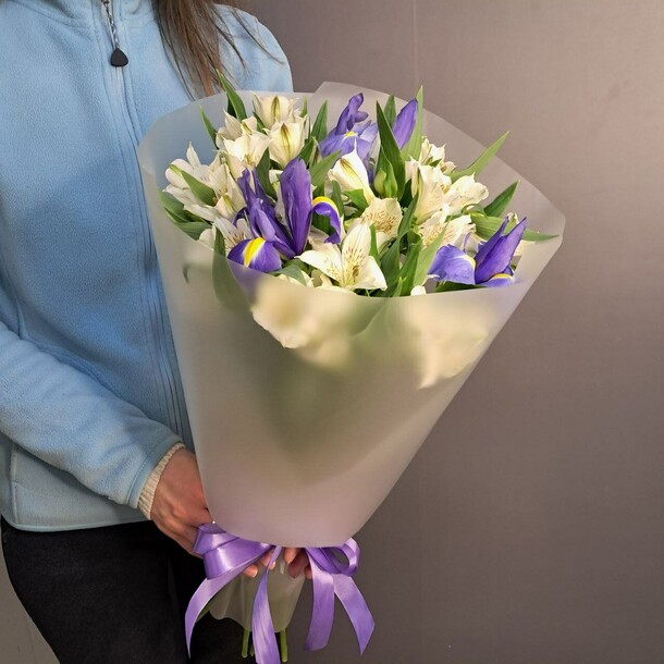 Синие ирисы с белыми альстромериями, артикул F1377217 - 3200 рублей, доставка по городу. Flawery - доставка цветов
