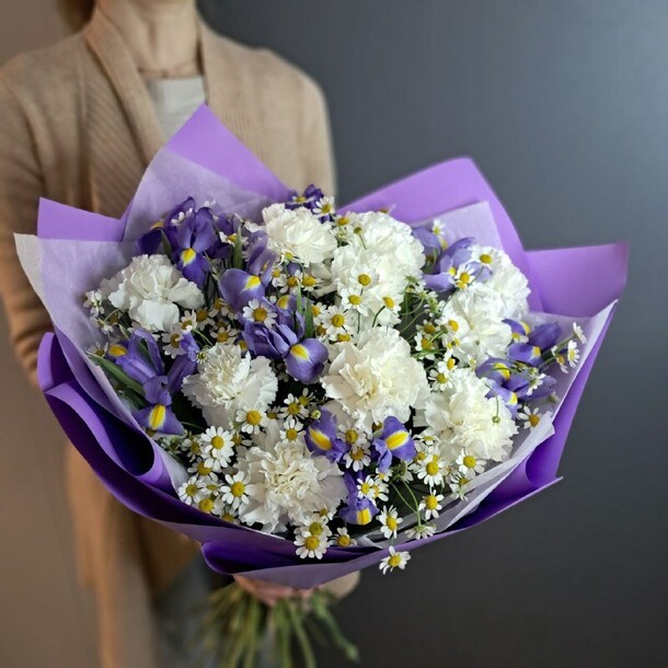 Полевой букет из ромашек, ирисов и диантусов, артикул F1378515 - 6300 рублей, доставка по городу. Flawery - доставка цветов