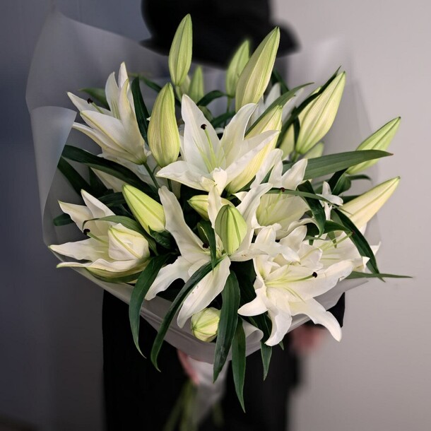 Ароматные лилии 7шт, артикул F1379323 - 10500 рублей, доставка по городу. Flawery - доставка цветов