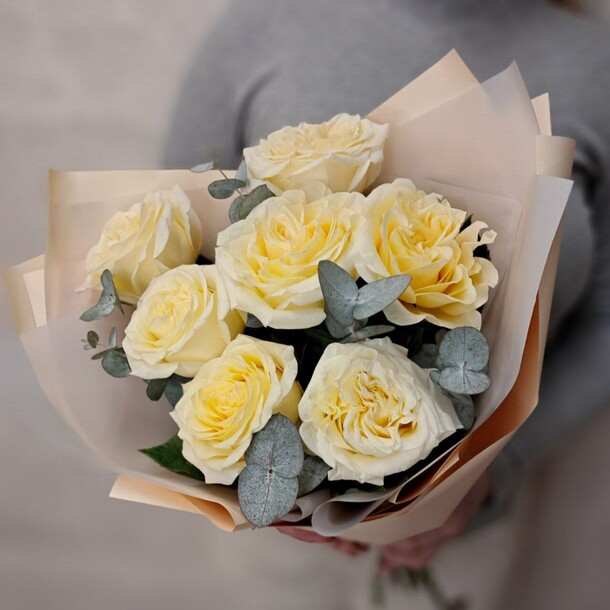 Ароматные пионовидные розы с эвкалиптом маме, артикул F1380302 - 5500 рублей, доставка по городу. Flawery - доставка цветов