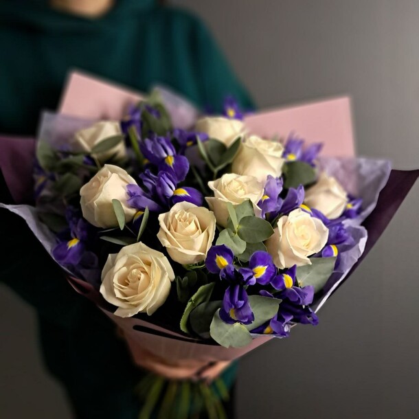 Букет с ирисами и розами "белые ночи", артикул F1381587 - 8900 рублей, доставка по городу. Flawery - доставка цветов