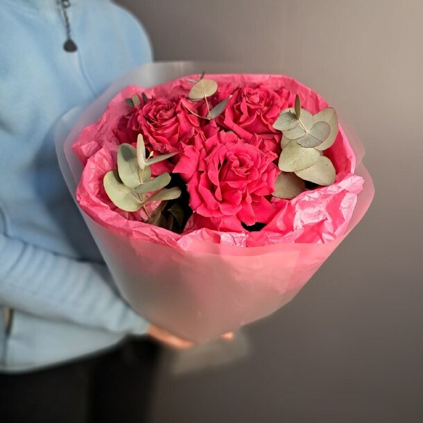 Букет с малиновой французская розой и эвкалиптом, артикул F1381785 - 3000 рублей, доставка по городу. Flawery - доставка цветов