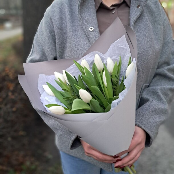 Белоснежные тюльпаны 11шт, артикул F1382002 - 3300 рублей, доставка по городу. Flawery - доставка цветов