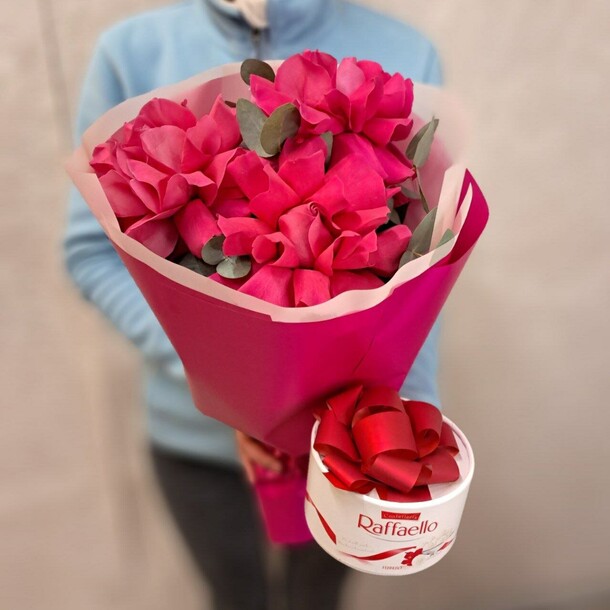 Малиновые французские розы с коробочкой raffaella, артикул F1382143 - 3990 рублей, доставка по городу. Flawery - доставка цветов