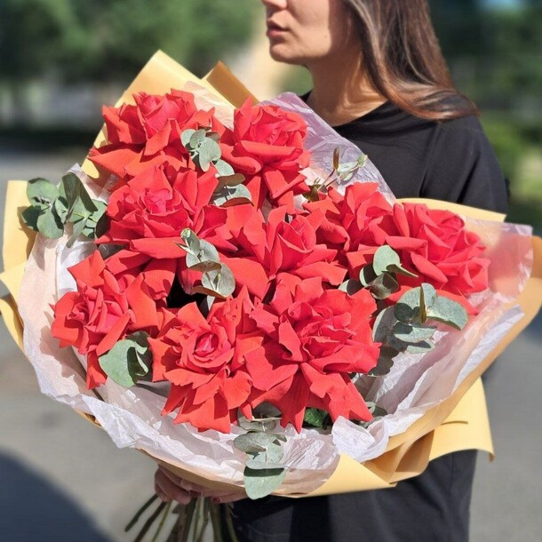 Алые французские розы 11шт с эвкалиптом, артикул F1383366 - 8700 рублей, доставка по городу. Flawery - доставка цветов