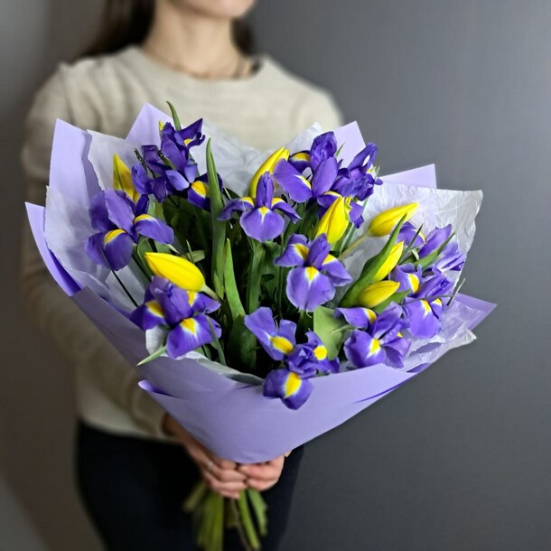 Яркий микс из ирисов и тюльпанов, артикул F1393723 - 5800 рублей, доставка по городу. Flawery - доставка цветов