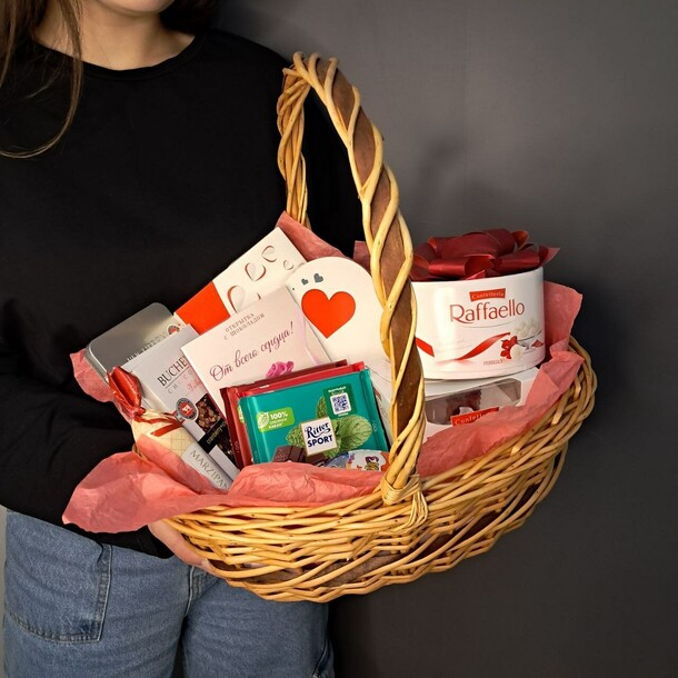 Корзинка сладостей "любимые радости", артикул F1398435 - 9500 рублей, доставка по городу. Flawery - доставка цветов
