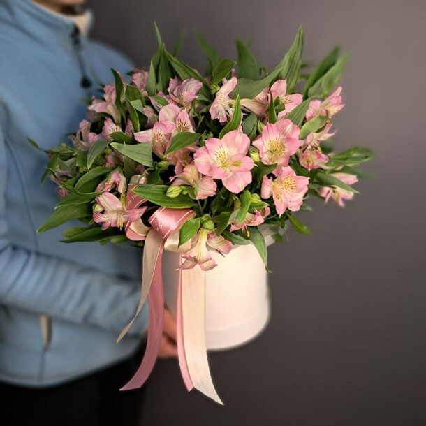 Нежная альстромерия в шляпной коробке, артикул F1400555 - 6200 рублей, доставка по городу. Flawery - доставка цветов