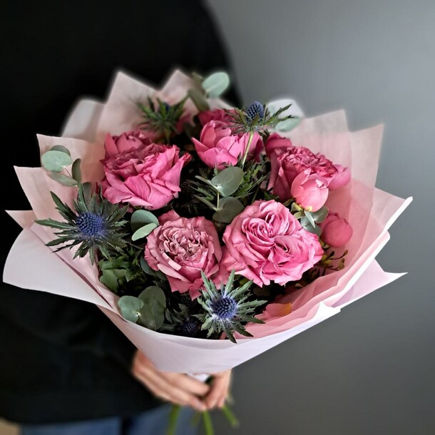 Букет пионовидных роз с эрингиумом, артикул F1412919 - 5700 рублей, доставка по городу. Flawery - доставка цветов