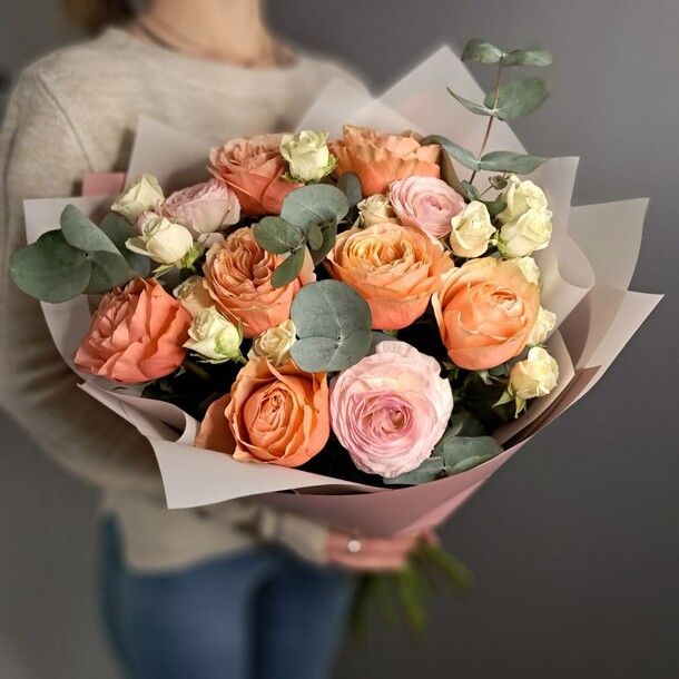 Букет с пионовидной розой кахала, эвкалиптом и ранункулюсами, артикул F1414165 - 7250 рублей, доставка по городу. Flawery - доставка цветов