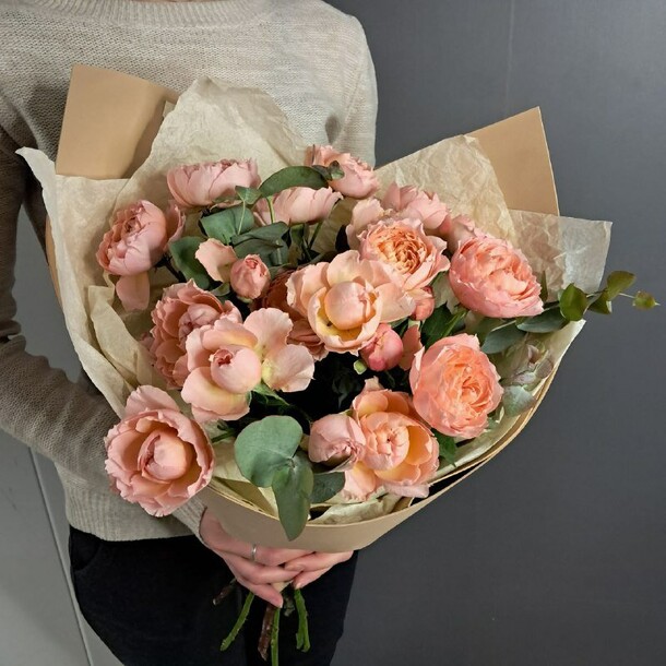 Пионовидные кустовые розы "джульетта" с эвкалиптом, артикул F1415115 - 5600 рублей, доставка по городу. Flawery - доставка цветов