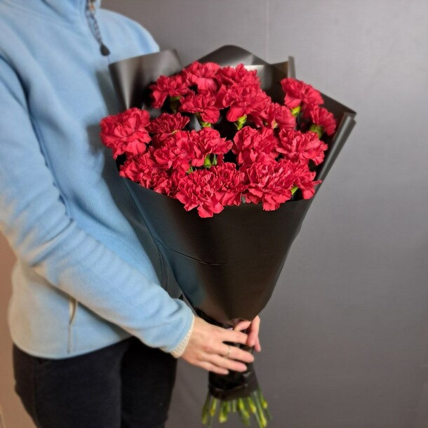 Траурный букет из красной гвоздики 20шт на 9 мая, артикул F1416272 - 3400 рублей, доставка по городу. Flawery - доставка цветов
