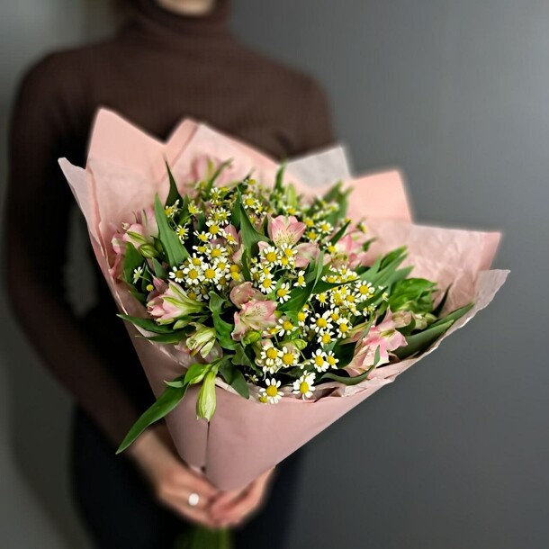 Летний букет ромашек и альстромерий, артикул F1422573 - 4200 рублей, доставка по городу. Flawery - доставка цветов