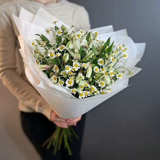 Букет с полевой ромашкой и белой альстромерией, артикул F1423948 - 3500 рублей, доставка по городу. Flawery - доставка цветов