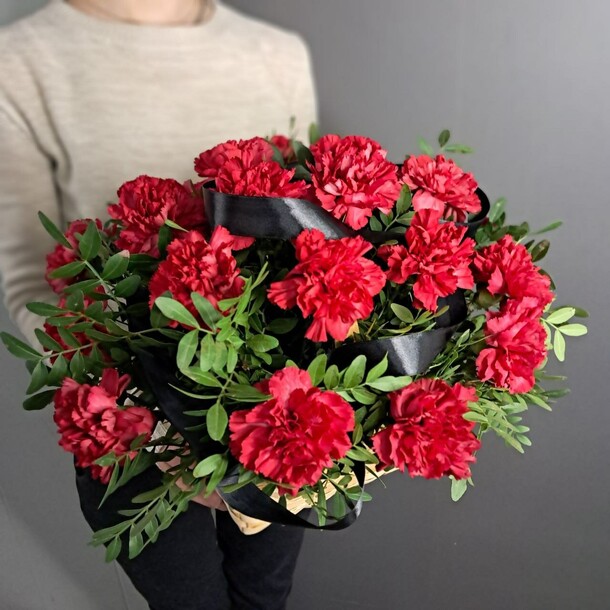 Траурная композиция из красной гвоздики 20шт в корзинке, артикул F1425843 - 3900 рублей, доставка по городу. Flawery - доставка цветов
