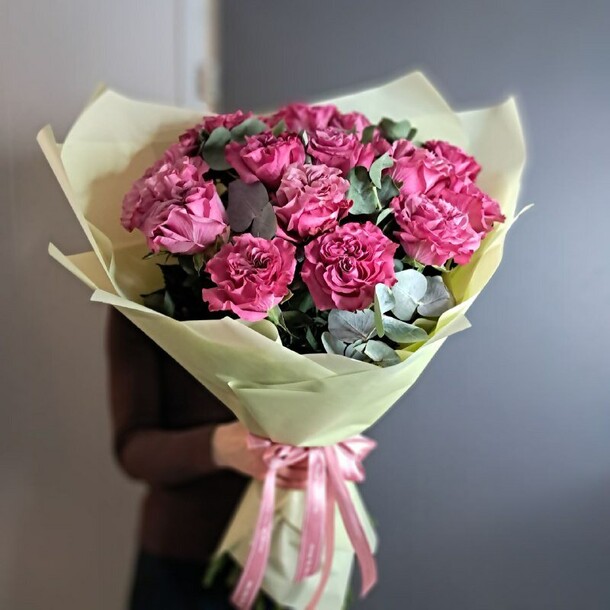 Роскошные пионовидные розы с эвкалиптом, артикул F1426449 - 11600 рублей, доставка по городу. Flawery - доставка цветов