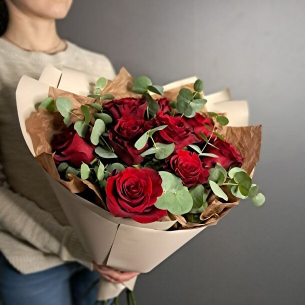 Бордовые розы с эвкалиптом, артикул F1427937 - 5400 рублей, доставка по городу. Flawery - доставка цветов