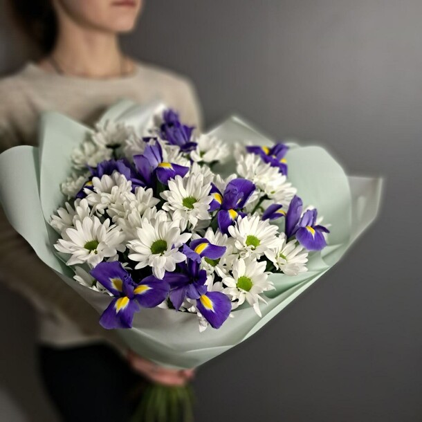 Ирисы с ромашками, артикул F1428656 - 5700 рублей, доставка по городу. Flawery - доставка цветов