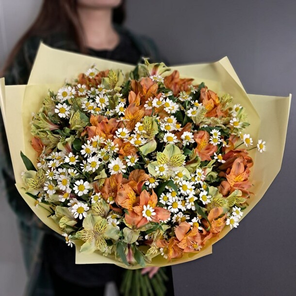 Красочный букет из альстромерий и ромашек, артикул F1428982 - 7300 рублей, доставка по городу. Flawery - доставка цветов