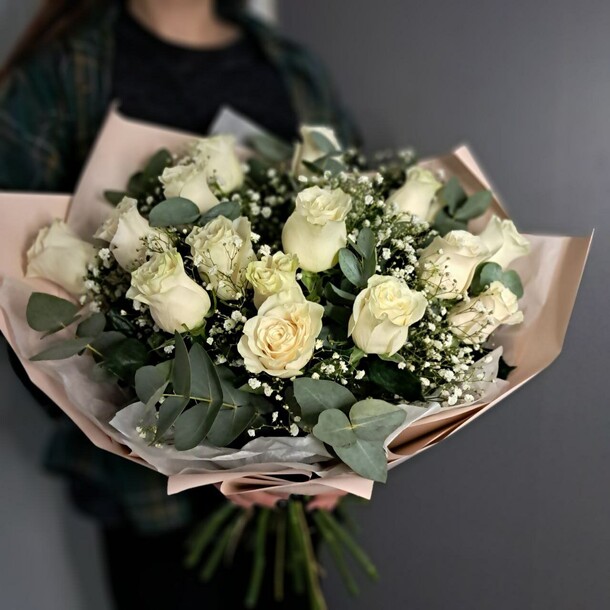 Белоснежный букет из роз, гипсофилы и веточек эвкалипта, артикул F1435057 - 9980 рублей, доставка по городу. Flawery - доставка цветов