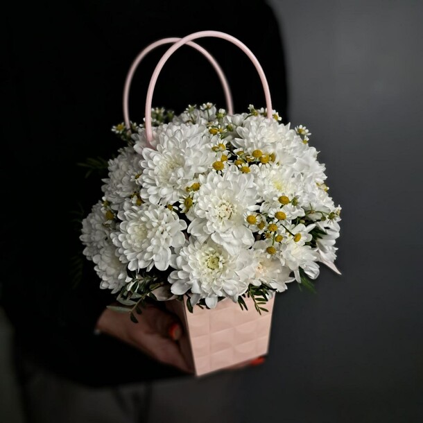 Сумочка с хризантемой и полевыми ромашками для мамы, артикул F1444584 - 3400 рублей, доставка по городу. Flawery - доставка цветов