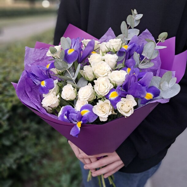 Кустовые розы с ирисами и эвкалиптом, артикул F1449095 - 4970 рублей, доставка по городу. Flawery - доставка цветов