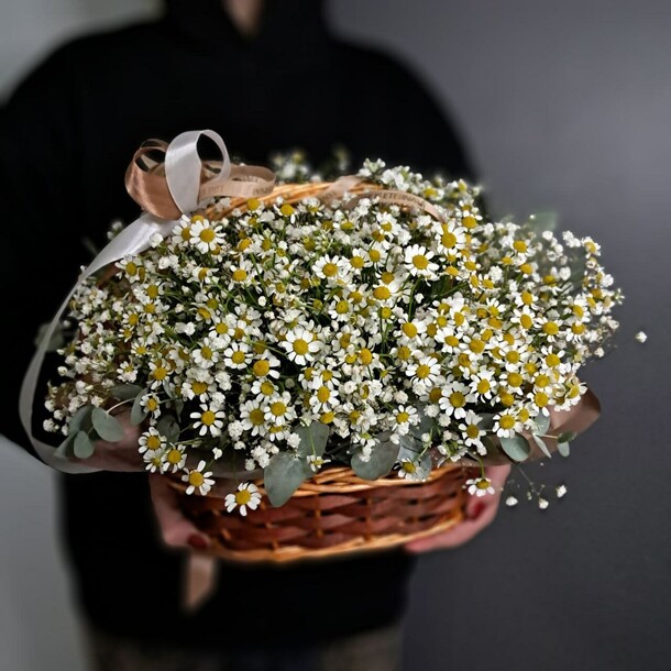 Корзинка с ромашками и воздушной гипсофилой, артикул F1472399 - 8900 рублей, доставка по городу. Flawery - доставка цветов