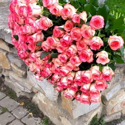 Букет из 101 розы" джумилия", артикул F1066810 - 12298 рублей, доставка по городу. Flawery - доставка цветов