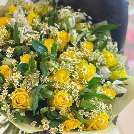 Букет "летнее солнце", артикул F1067772 - 10817 рублей, доставка по городу. Flawery - доставка цветов