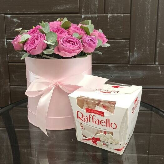 Цветы в коробке "с любовью"  💞, артикул F1068821 - 7200 рублей, доставка по городу. Flawery - доставка цветов