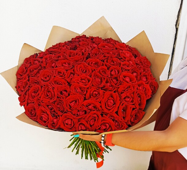 Монобукет "101 роза", артикул F1070144 - 23958 рублей, доставка по городу. Flawery - доставка цветов