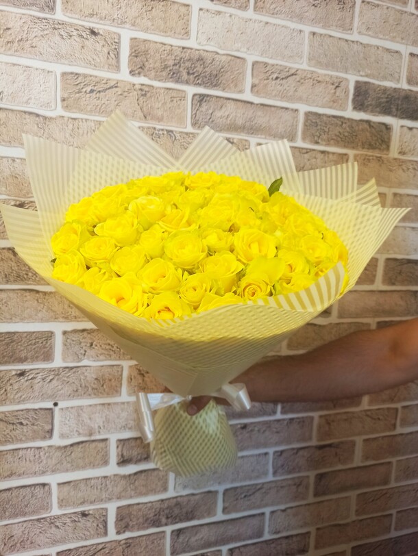 Монобукет из 51 жёлтой розы, артикул F1070440 - 8458 рублей, доставка по городу. Flawery - доставка цветов