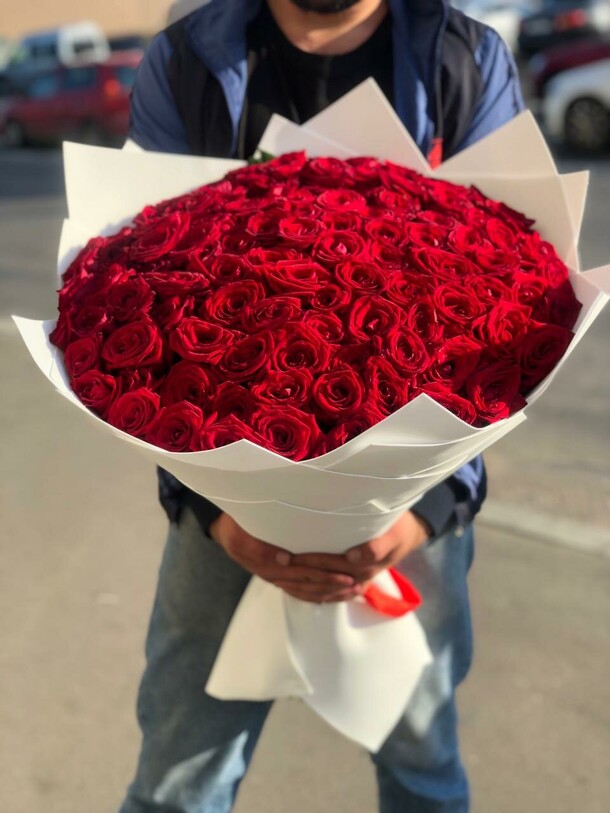 Монобукет из 101 розы, артикул F1070520 - 24188 рублей, доставка по городу. Flawery - доставка цветов