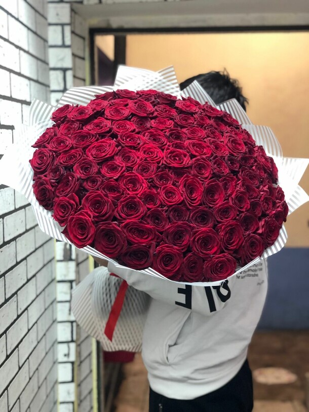 Букет из 101 розы red naomi, артикул F1093424 - 14850 рублей, доставка по городу. Flawery - доставка цветов