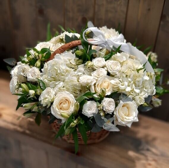 Композиция в корзине " white themes ", артикул F1093472 - 11229 рублей, доставка по городу. Flawery - доставка цветов