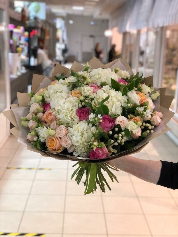 Букет " изящной", артикул F110110 - 22554 рублей, доставка по городу. Flawery - доставка цветов