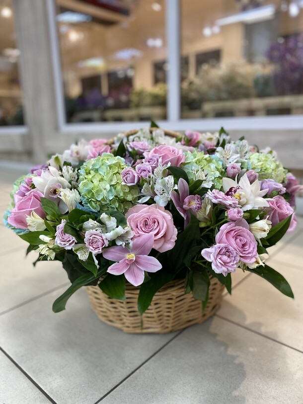 Корзина «цветочный сад», артикул F1108160 - 19939 рублей, доставка по городу. Flawery - доставка цветов