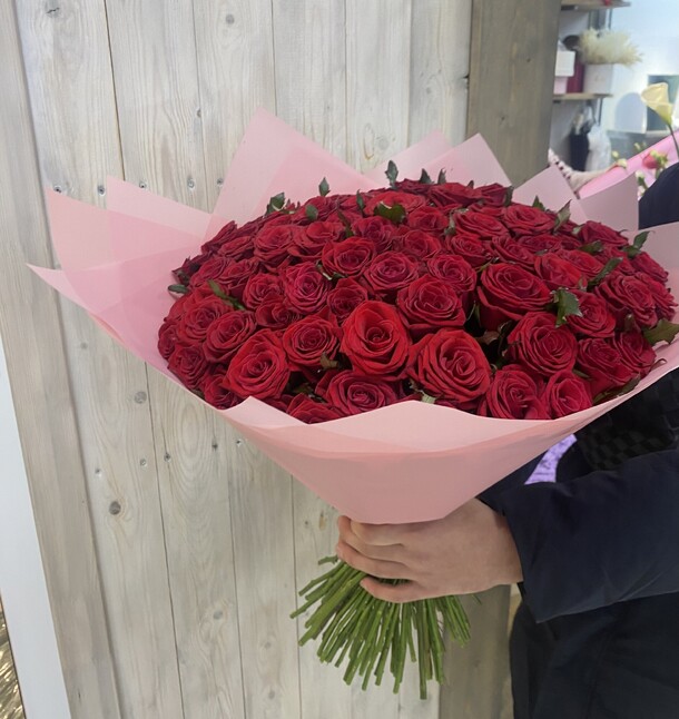 Букет из 101 красной розы, артикул F1108664 - 14850 рублей, доставка по городу. Flawery - доставка цветов