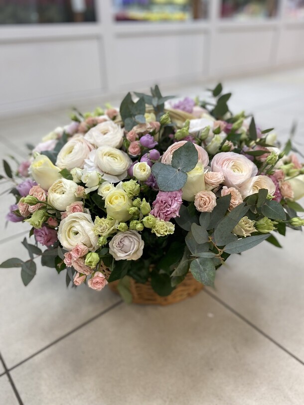 Корзина «возьми красоту домой», артикул F1108682 - 16611 рублей, доставка по городу. Flawery - доставка цветов